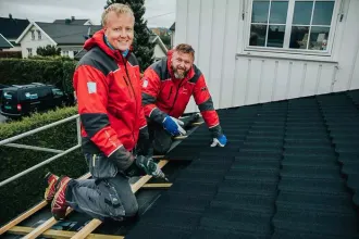BMI-Norge-Miljøbilde-av-håndverker-på-tak