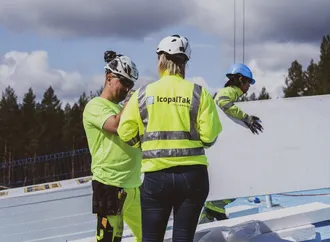 Arbeidsteam på taket sikrer at det ikke skjer skader