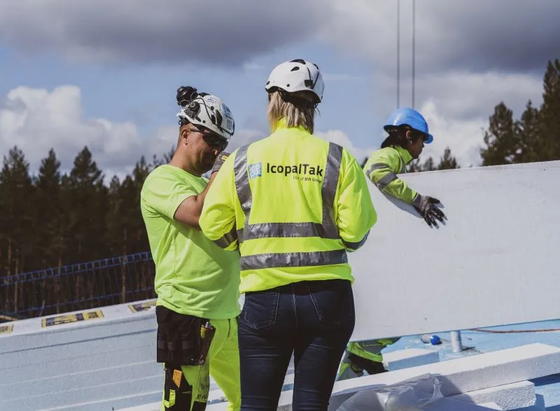 Arbeidsteam på taket sikrer at det ikke skjer skader